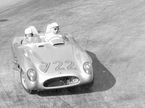 Стирлинг Мосс и его штурман Денис Дженкинсон на трассе Mille Miglia в 1955 году