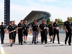 Роман Грожан совершает рабочую прогулку по трассе вместе со своими инженерами