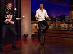 Льюис Хэмилтон демонстрирует своё искусство в американском The Late Late Show