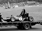 Джим Кларк и руководитель Lotus Колин Чэпмэн после победы на Гран При Великобритании 1964 года