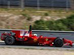 Фелипе Масса за рулём Ferrari F2008 на тестах в Хересе; на машине характерный аэродинамический стабилизатор, тот самый акулий пл