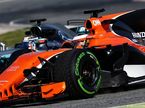 Машины McLaren и Mercedes на трассе в Барселоне в ходе тестов 2017 года