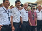 Фернандо Алонсо на стартовом поле автодрома Сахир вместе с руководителями Porsche, среди которых мы видим и Марка Уэббера
