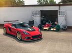 Lotuse Exige Type 49 и историческая машина Lotus 49, на которой Грэм Хилл выиграл свой второй титул
