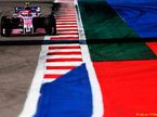 Машина команды Force India на трассе в Сочи