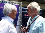 Кевин Изон (справа) беседует с Берни Экклстоуном на Гран При Бразилии 2014 года