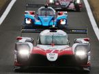 Экипаж Toyota №7на трассе в Шанхае, на заднем плане - машина SMP Racing