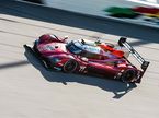 Оливер Джарвис за рулём спортпрототипа Mazda на трассе в Дайтоне