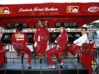 Жан Тодт, Росс Браун и Михаэль Шумахер на командном мостике Ferrari. Фото 1999 года