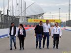 Директор гонок FIA Майкл Маси во время прогулки по трассе перед началом уик-энда