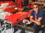 Теему Селянне в боксах Ferrari у машины Кими Райкконена, 2017 год, фото из Instagram хоккеиста
