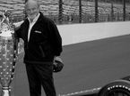 Кевин Келкховен с победным трофеем, завоёванным его командой в Indy 500, фото XPB