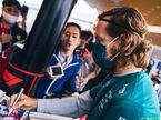 Себастьян Феттель раздаёт автографы