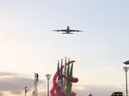 Пролёт самолёта над стартовой решёткой Гран При Абу-Даби