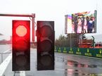 Красный сигнал на выезде с пит-лейн