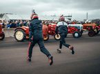 Старт гонки на тракторах, фото пресс-службы Porsche