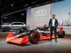 Оливер Хоффманн, главный инженер Audi, у шоу-кара Ф1 на авомобильной выставке в Шанхае, фото Audi