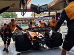Машина McLaren в боксах команды в Сильверстоуне, фото пресс-службы команды