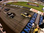 Остин Диллон первым финиширует, убрав с дороги двух соперников, фото NASCAR