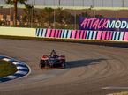 Машина McLaren Formula E Team на трассе, фото McLaren.com