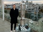 Алекс Палоу и знаменитый переходящий кубок за победу в Indy 500, фото из социальных сетей