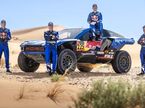 Карлос Сайнс и его напарники у внедорожника Ford Raptor, фото Red Bull
