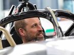 Принц Уэльский в кокпите гоночного электромобиля Jaguar, фото из социальных сетей