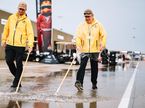Сотрудники автодрома в Индианаполисе разгоняют воду на пит-лейн ручным способом, фото пресс-службы IndyCar
