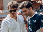 Шарль Леклер и Карлос Сайнс на поле стадиона в Монако в 2025 году, фото из социальных сетей