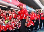 Льюис Хэмилтон вместе с командой Ferrari отмечает победу в Гран При Барселоны-Каталонии 2026