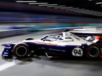 Паскаль Верляйн за рулём электромобиля Porsche на трассе в Лондоне, фото пресс-службы Формулы E