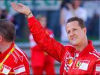 Михаэль приветствует болельщиков в Монце на празднике Ferrari, 2006 г.