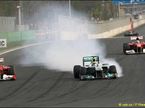Нико Росберг блокирует резину на торможении в борьбе с Ferrari