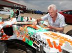 Декстер Браун расписывает шасси VJM01