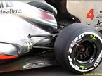 На боковых понтонах машины McLaren хорошо видны каналы, через которые проходит поток выхлопных газов