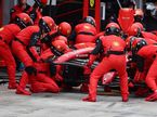 Машина Шарля Леклера в боксах Ferrari, идёт замена носовог обтекаткля, фото XPB