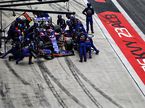 Машина Даниила Квята в боксах Toro Rosso
