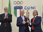 Пьеро Феррари (в центре) получает награду Premio Mecenate Dello Sport 2021
