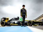 Чао Коллет у машины E20 с двигателем Renault