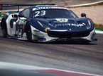 Александер Элбон за рулём Ferrari 488 на трассе в Монце