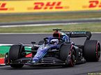 Александер Элбон за рулём машины Williams на трассе в Сильверстоуне