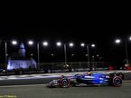 Логан Сарджент за рулём FW45 на трассе в Джидде