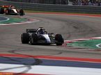 Алекс Элбон за рулём Williams FW45 на пит-лейн на трассе в Остине
