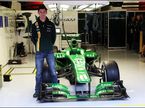 Александер Росси в боксах команды Caterham 