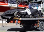 Машина Фернандо Алонсо после аварии, доставленная на эвакуаторе в боксы McLaren