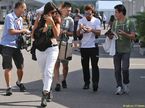 Фернандо Алонсо раздаёт автографы болельщикам в Сузуке