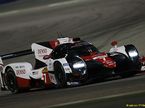 Спортпротип Toyota TS050 на трассе в Бахрейне