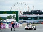 Toyota №8 пересекает линию финиша Ле-Мане