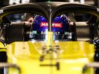 Фернандо Алонсо за рулём машины Renault во время съёмочного дня в Барселоне
