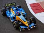 Фернандо Алонсо за рулём Renault R25 на трассе в Абу-Даби